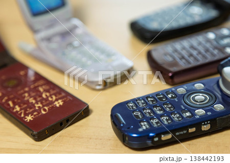 たくさんの携帯電話 たくさんの携帯電話 138442193