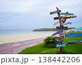 ビーチの看板のある風景 138442206