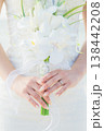 結婚式でブーケを持つ新婦 138442208