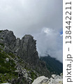 雲に覆われる山 138442211