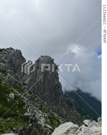 雲に覆われる山 雲に覆われる山 138442211