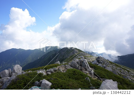 山頂から見る雲湧く甲斐の山並み 山頂から見る雲湧く甲斐の山並み 138442212