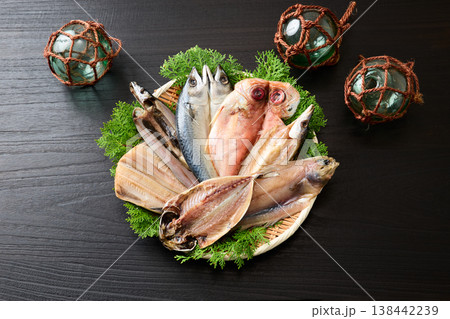 ざるに並べた色々な種類の干物 138442239
