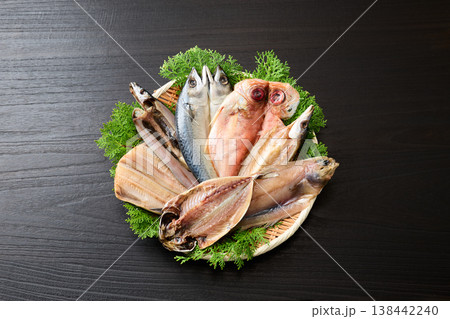 ざるに並べた色々な種類の干物 ざるに並べた色々な種類の干物 138442240