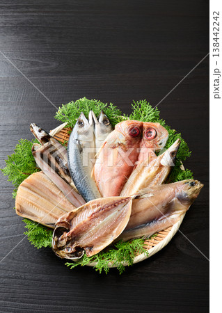 ざるに並べた色々な種類の干物 138442242