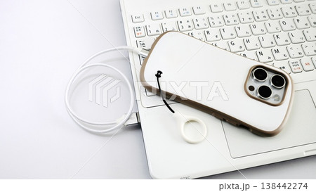 パソコンに接続されたスマホ　同期　転送 138442274