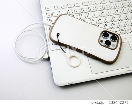 パソコンに接続されたスマホ　同期　転送 138442275