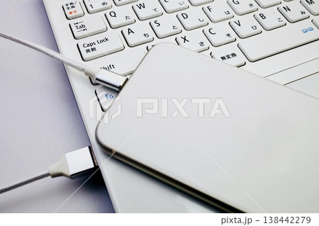 パソコンに接続されたスマホ　同期　転送 138442279