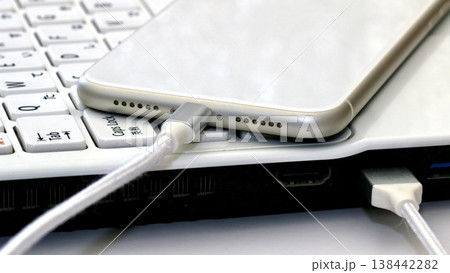 パソコンに接続されたスマホ　同期　転送 138442282