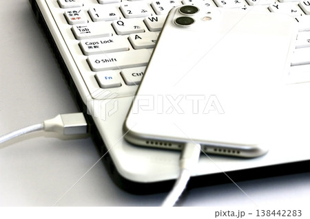 パソコンに接続されたスマホ 同期 転送 パソコンに接続されたスマホ 同期 転送 138442283