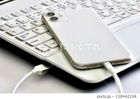 パソコンに接続されたスマホ 同期 転送 パソコンに接続されたスマホ 同期 転送 138442284