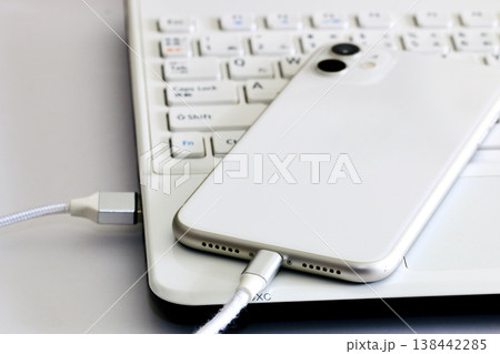 パソコンに接続されたスマホ 同期 転送 パソコンに接続されたスマホ 同期 転送 138442285