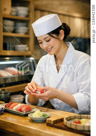 寿司を握る女性職人 138442386