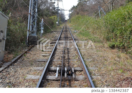 生駒ケーブル 霞ヶ丘駅から見上げる生駒山上駅方面の急勾配な線路（奈良県生駒市） 138442387