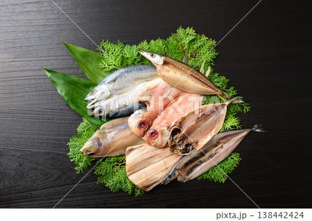 色々な種類の干物 138442424