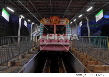終電後の生駒ケーブル 宝山寺駅の生駒山上駅方面(奈良県生駒市) 終電後の生駒ケーブル 宝山寺駅の生駒山上駅方面(奈良県生駒市) 138442579