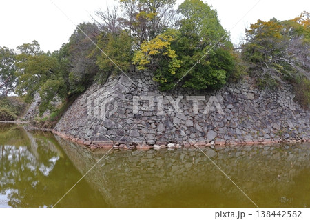 大和郡山城の水堀と石垣（奈良県大和郡山市） 138442582