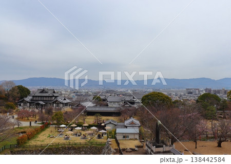 大和郡山城の本丸天守台から眺める奈良市・菩提山方面の街並み（奈良県大和郡山市） 138442584