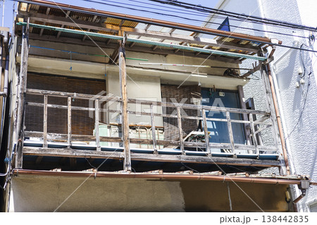 老朽化した住宅のベランダ 老朽化した住宅のベランダ 138442835
