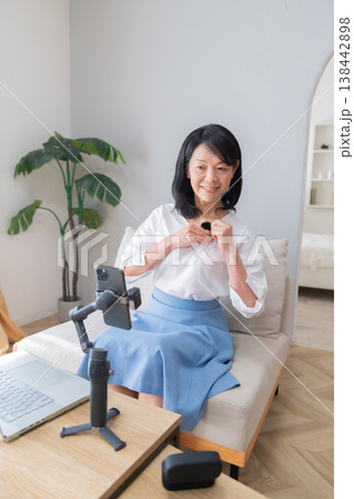 インスタグラマー　 インフルエンサー　 マイク　映像制作　ワイヤレスマイク　 動画配信 138442898