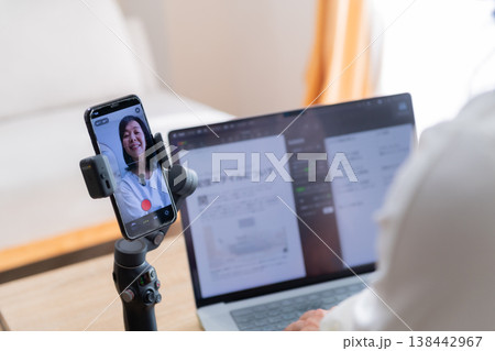 YouTuber 動画クリエイター 収録 動画配信 映像制作 パソコン ライブ配信 配信風景 YouTuber 動画クリエイター 収録 動画配信 映像制作 パソコン ライブ配信 配信風景 138442967