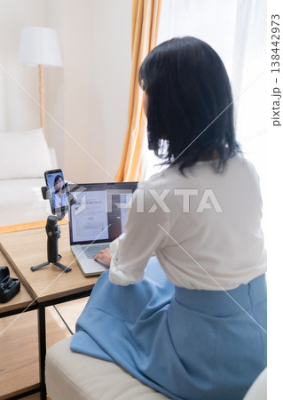 YouTuber　動画クリエイター　収録　動画配信　映像制作　パソコン　ライブ配信　配信風景 138442973