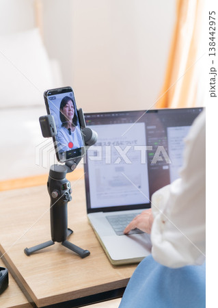 YouTuber 動画クリエイター 収録 動画配信 映像制作 パソコン ライブ配信 配信風景 YouTuber 動画クリエイター 収録 動画配信 映像制作 パソコン ライブ配信 配信風景 138442975