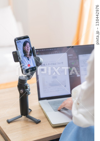 YouTuber　動画クリエイター　収録　動画配信　映像制作　パソコン　ライブ配信　配信風景 138442976
