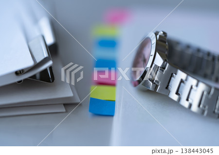 テーブルに置かれた書類と腕時計 138443045