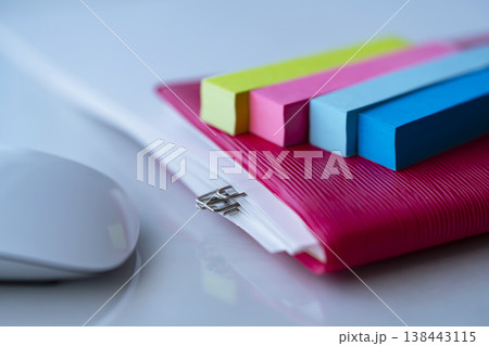 テーブルに置かれた手帳 と付箋 138443115