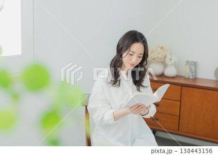 読書をする女性 読書をする女性 138443156