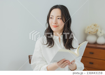 カフェでスマホを見る女性 カフェでスマホを見る女性 138443159