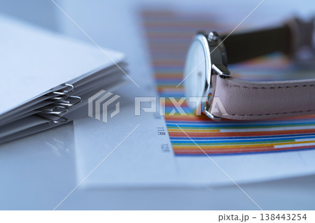 テーブルに置かれたグラフと書類と腕時計 138443254