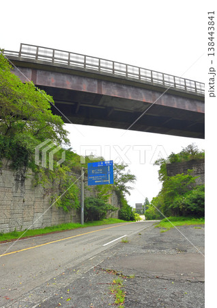 伊豆半島の伊豆山稜線歩道 静岡県道411号西天城高原線の陸橋下の船原峠 伊豆半島の伊豆山稜線歩道 静岡県道411号西天城高原線の陸橋下の船原峠 138443841