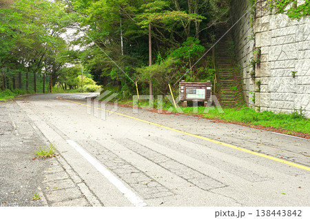伊豆半島の伊豆山稜線歩道 船原峠の達磨山方面入口 伊豆半島の伊豆山稜線歩道 船原峠の達磨山方面入口 138443842