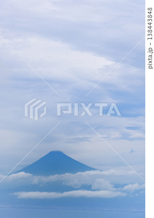 静岡県伊豆市 だるま山高原レストハウスより 雲の上に聳える富士山 コピースペース 静岡県伊豆市 だるま山高原レストハウスより 雲の上に聳える富士山 コピースペース 138443848