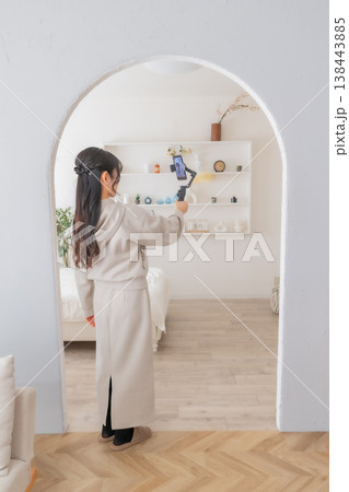 映像制作　撮影方法　物件案内　ワイヤレスマイク　収録　動画配信　女性インフルエンサー　インフルエンサ 138443885