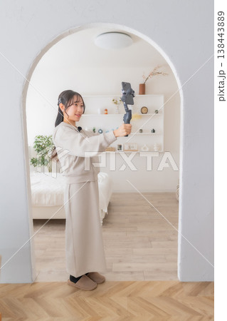 映像制作 撮影方法 物件案内 ワイヤレスマイク 収録 動画配信 女性インフルエンサー インフルエンサ 映像制作 撮影方法 物件案内 ワイヤレスマイク 収録 動画配信 女性インフルエンサー インフルエンサ 138443889