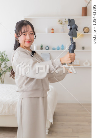 映像制作　撮影方法　物件案内　ワイヤレスマイク　収録　動画配信　女性インフルエンサー　インフルエンサ 138443895