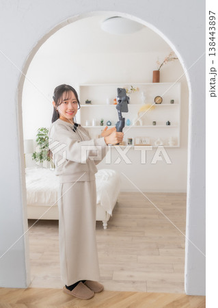 映像制作　撮影方法　物件案内　ワイヤレスマイク　収録　動画配信　女性インフルエンサー　インフルエンサ 138443897