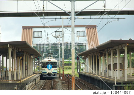 阿武隈急行線からの車窓風景　角田駅（阿武隈急行8100系） 138444097