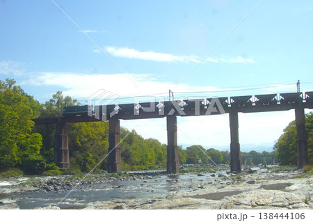 秩父鉄道の風景　上長瀞鉄橋（貨物列車　デキ500型） 138444106