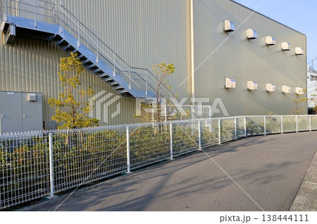 大きな建物の壁面と屋外階段 大きな建物の壁面と屋外階段 138444111