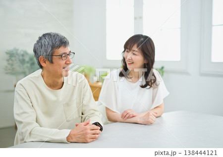 リビングで楽しく会話する60代の夫婦 138444121
