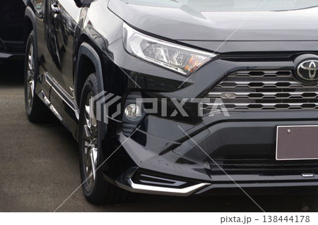 自動車イメージ　トヨタRAV4 5代目のフロントマスク 138444178