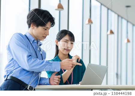 オフィスで働く若いエンジニア 撮影協力:学校法人電波学園 東京電子専門学校 オフィスで働く若いエンジニア 撮影協力:学校法人電波学園 東京電子専門学校 138444198