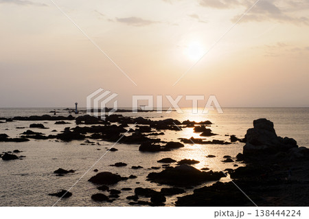 森戸海岸の夕景・名島の鳥居・ 葉山灯台（裕次郎灯台）・神奈川県葉山町 138444224