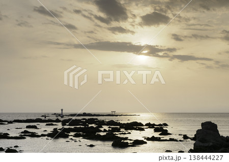 森戸海岸の夕景・名島の鳥居・ 葉山灯台（裕次郎灯台）・神奈川県葉山町 138444227