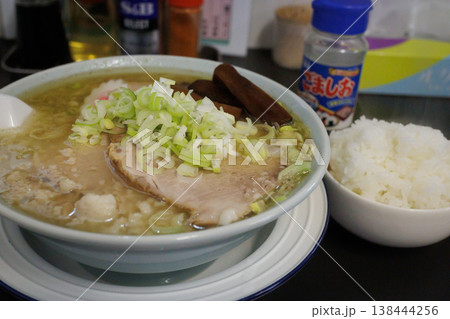 背脂入濃厚煮干ラーメン（青森県青森市） 138444256