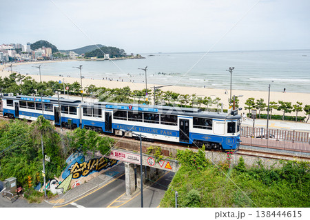 釜山　ソンジョン ビーチ 　松亭海水浴場と列車 138444615